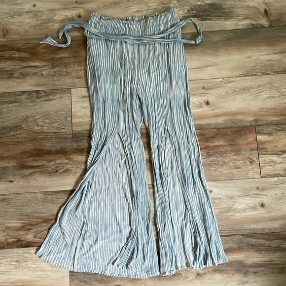 Hem & Thread Pants - ⭐️3 FOR  $8⭐️ see shop for items!
Soft pants with slits in front